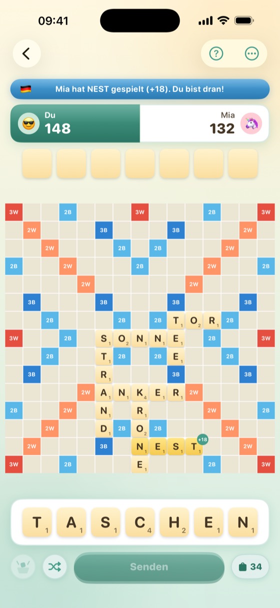 Das Wortspiel-Brett mit gelegten Wörtern, Bonusfeldern und den eigenen sieben Steinen.
