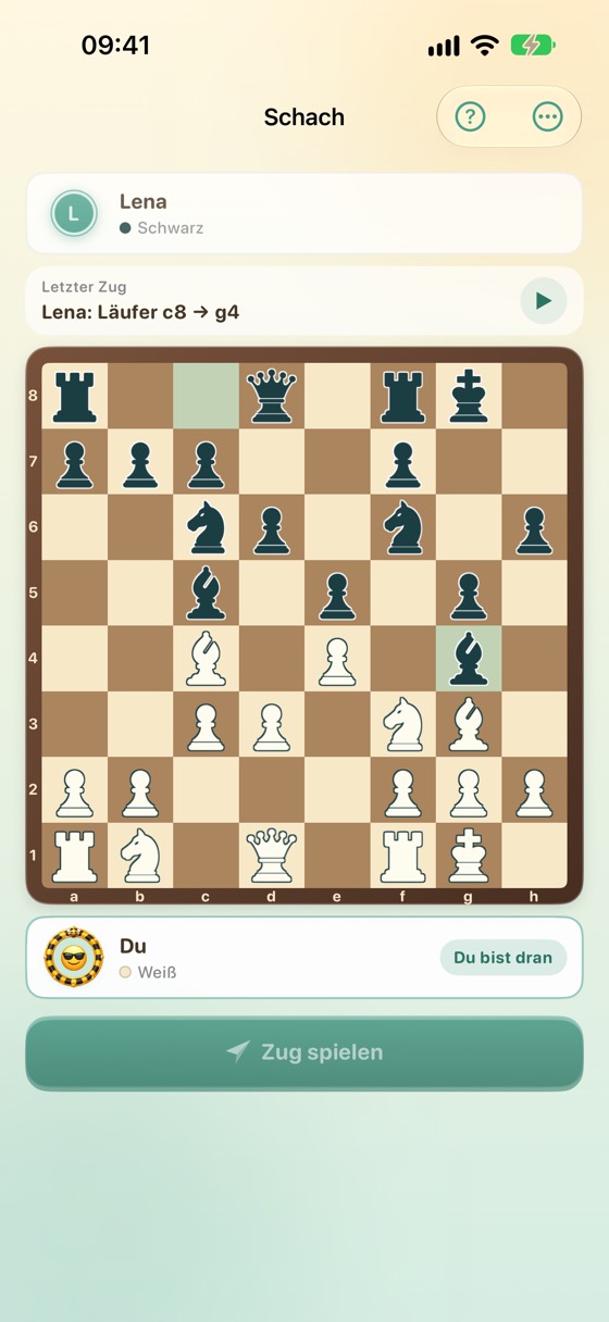 Schach: das Brett mitten in der Partie, der letzte Zug des Gegenübers und der Knopf „Zug spielen“.